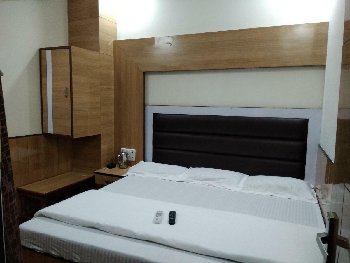Silver Palace Hotel New Delhi Exterior photo