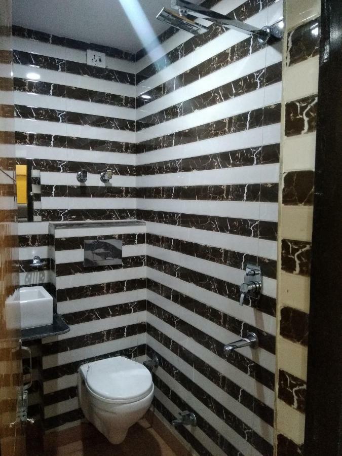 Silver Palace Hotel New Delhi Exterior photo