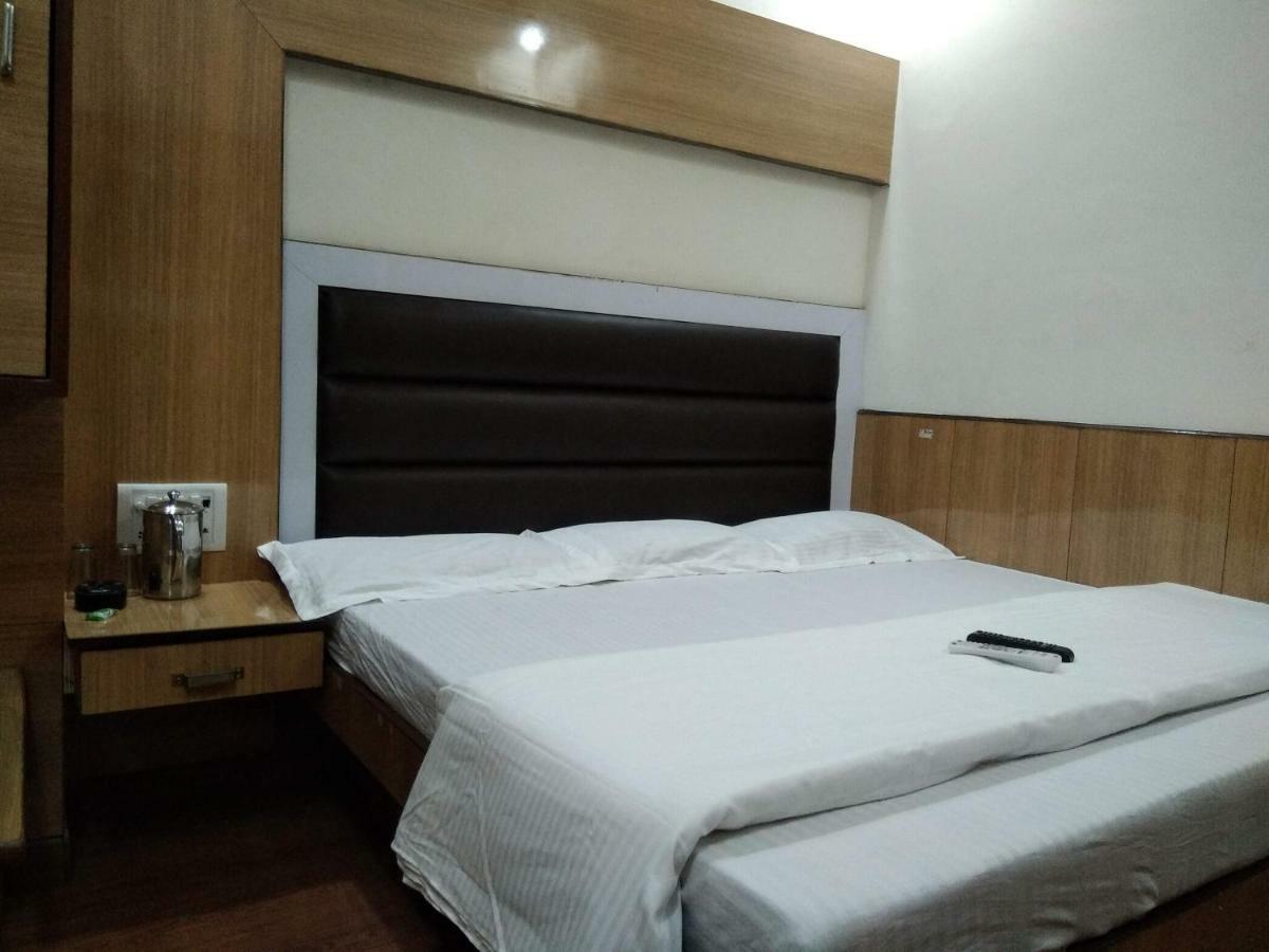 Silver Palace Hotel New Delhi Exterior photo