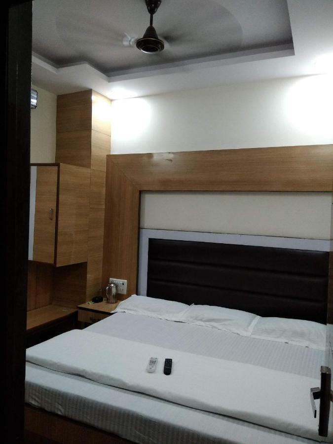 Silver Palace Hotel New Delhi Exterior photo